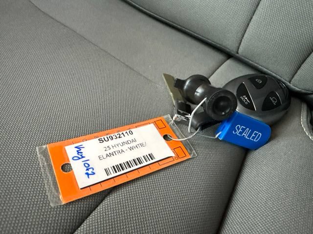 Certified 2025 Hyundai Elantra SEL FWD image 34
