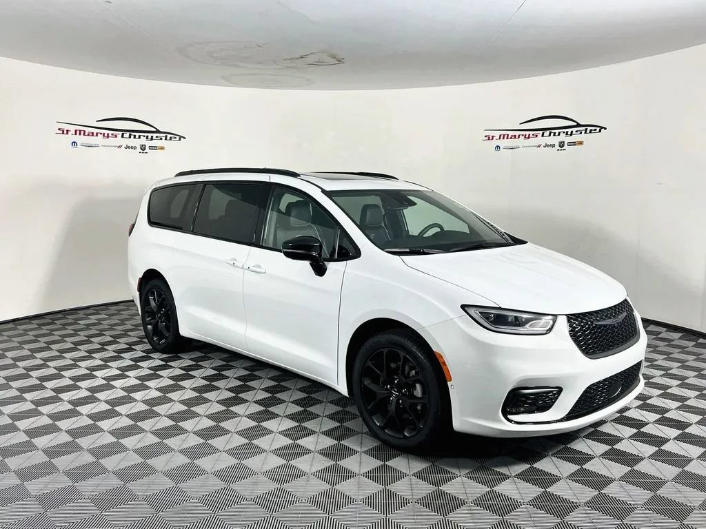 Used 2025 Chrysler Pacifica Limited AWD/4WD image 1