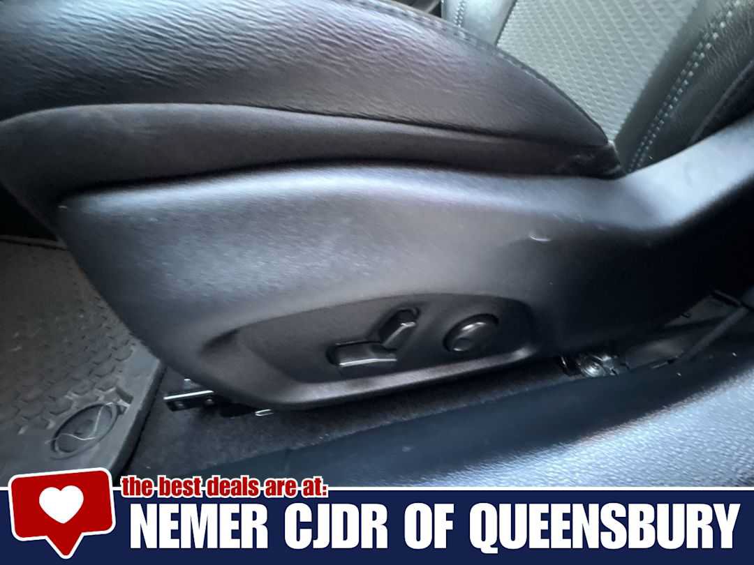 Used 2025 Jeep Compass Latitude w/ Convenience Group AWD/4WD image 12