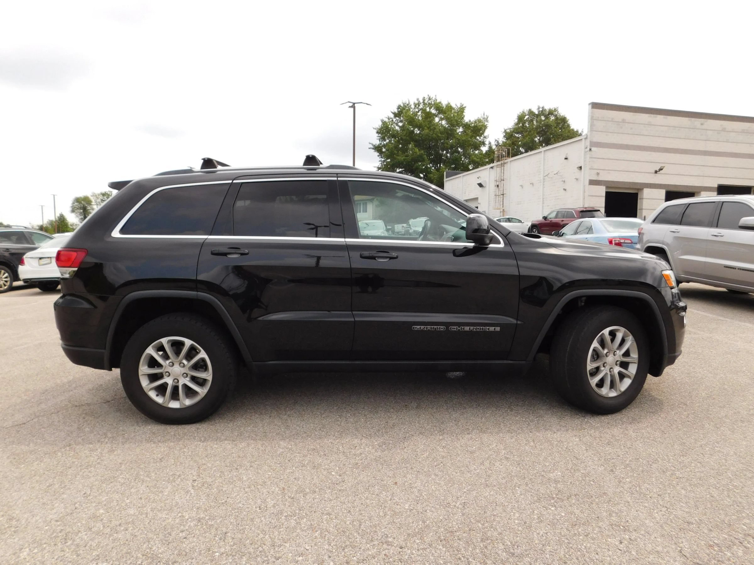 Used 2021 Jeep Grand Cherokee Laredo AWD/4WD image 5