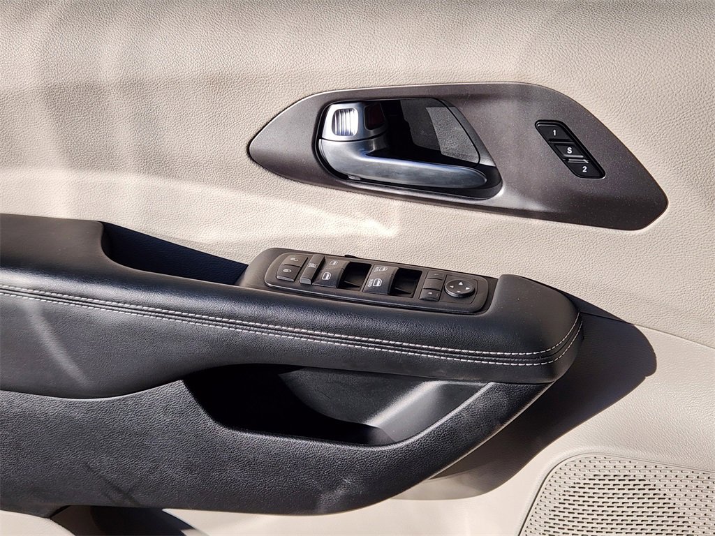 Used 2024 Chrysler Pacifica Touring-L image 6