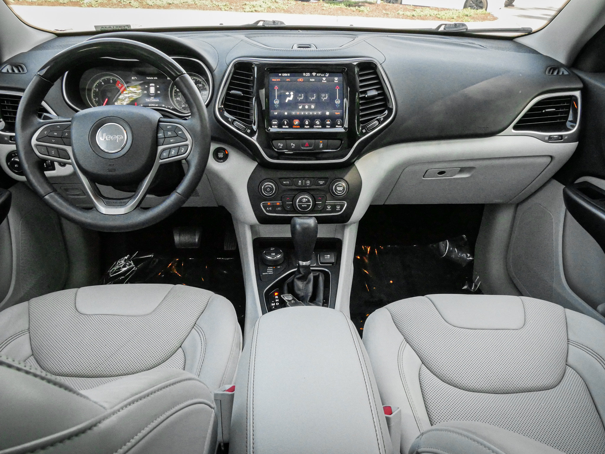 Used 2019 Jeep Cherokee Overland w/ Technology Group AWD/4WD image 29