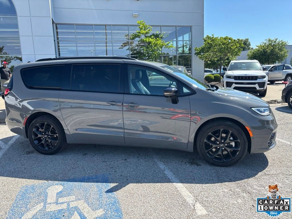 Used 2025 Chrysler Pacifica Limited AWD/4WD image 27