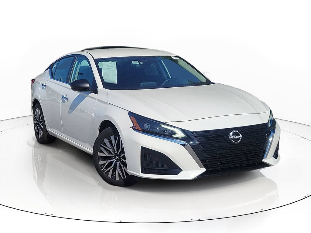 Used 2025 Nissan Altima 2.5 SV FWD image 1