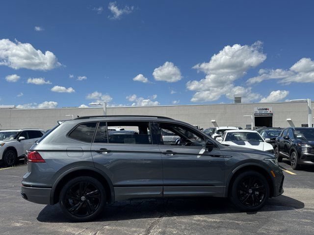 Used 2023 Volkswagen Tiguan SE R-Line AWD/4WD image 4