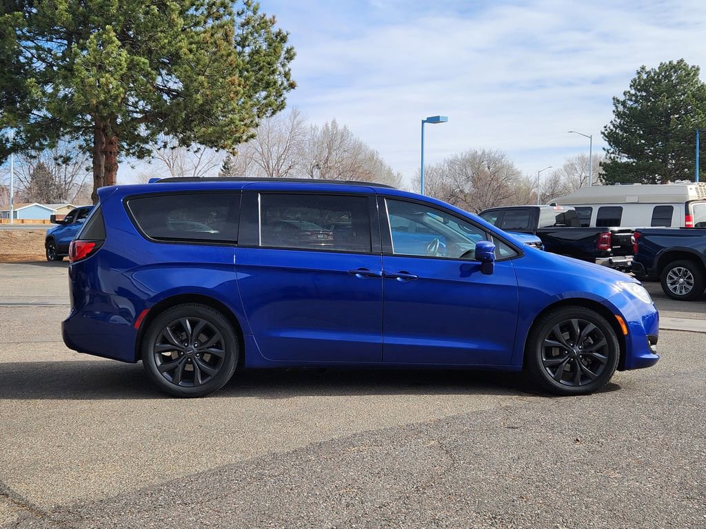 Used 2020 Chrysler Pacifica Touring-L image 2