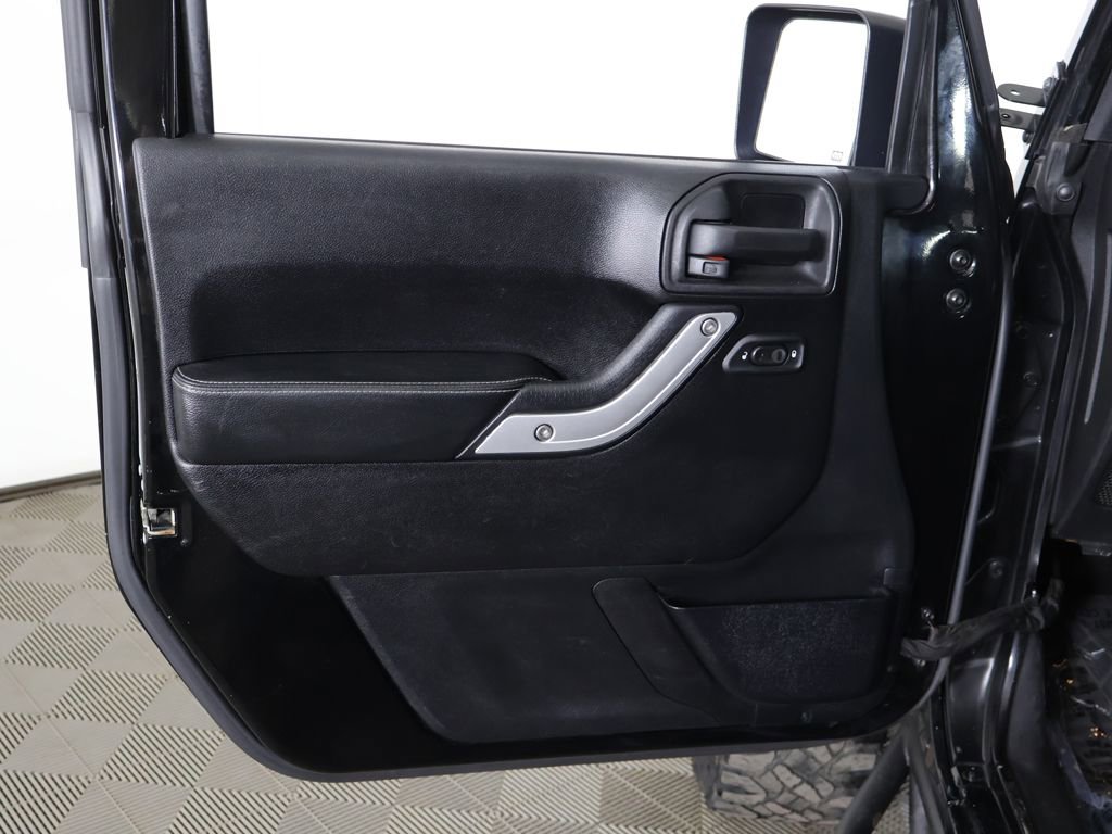 Used 2014 Jeep Wrangler Unlimited Rubicon AWD/4WD image 19