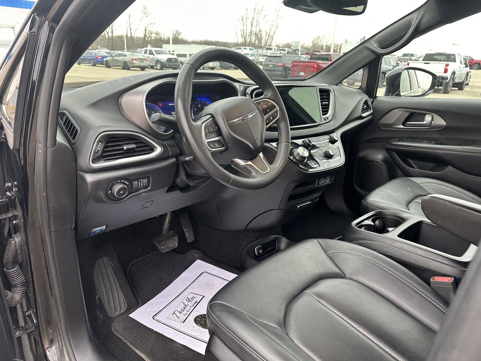 Used 2025 Chrysler Pacifica Select image 19