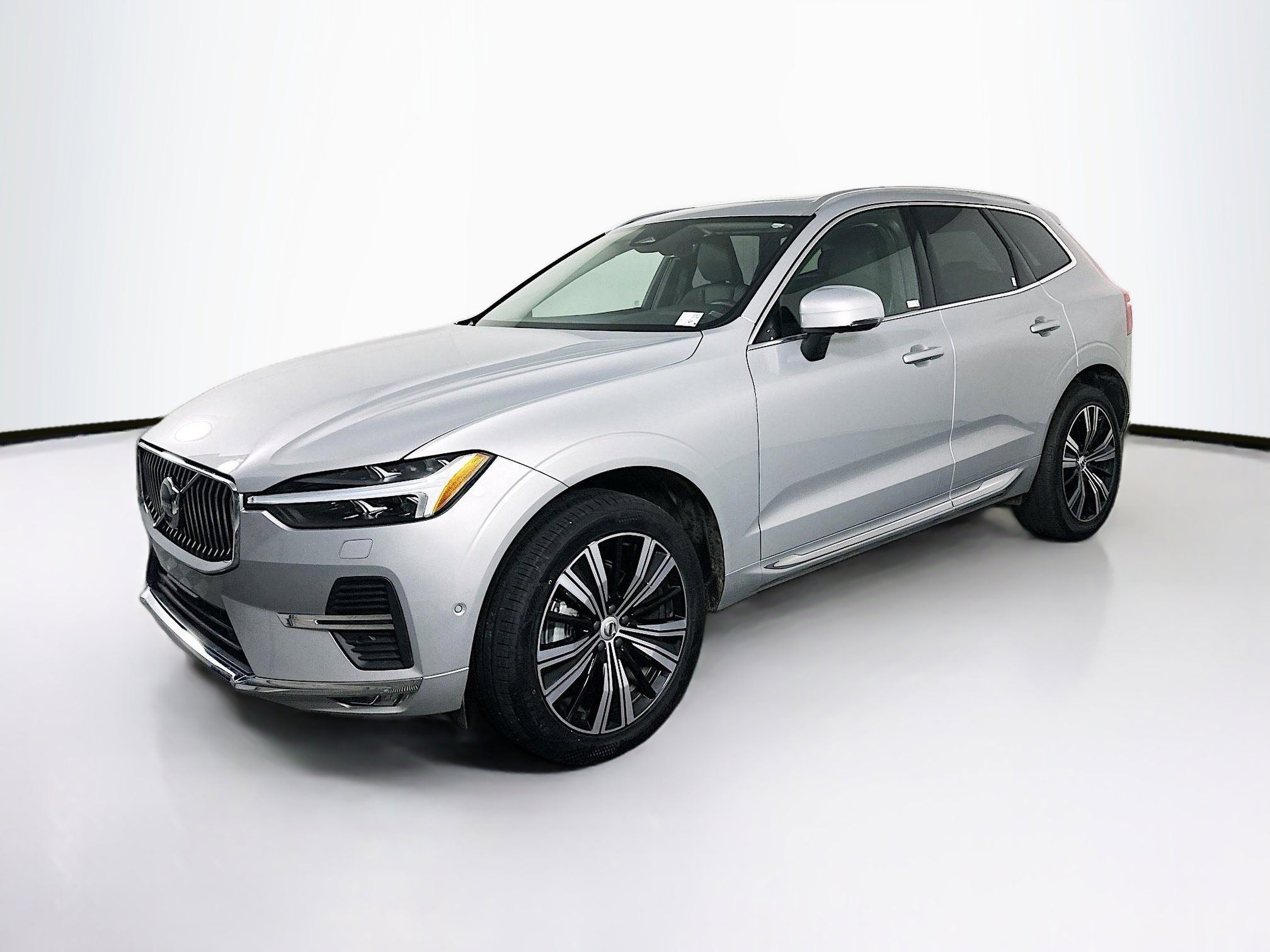 Used 2023 Volvo XC60 B5 Plus w/ Climate Package image 3