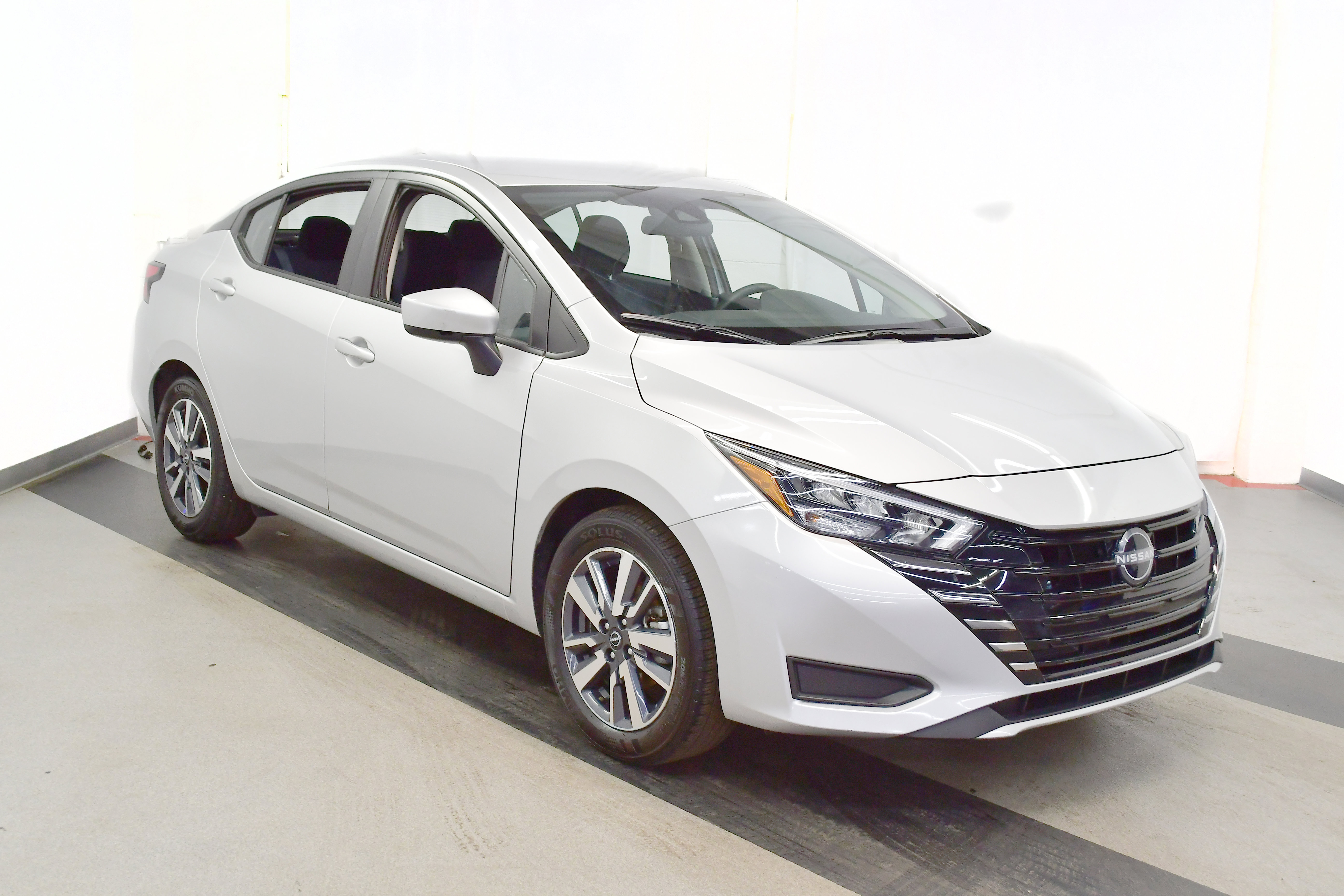 Used 2025 Nissan Versa SV image 2