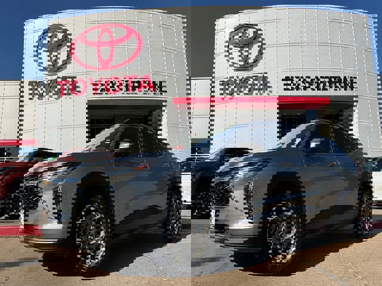 Used 2025 Chevrolet Trax LT image 2
