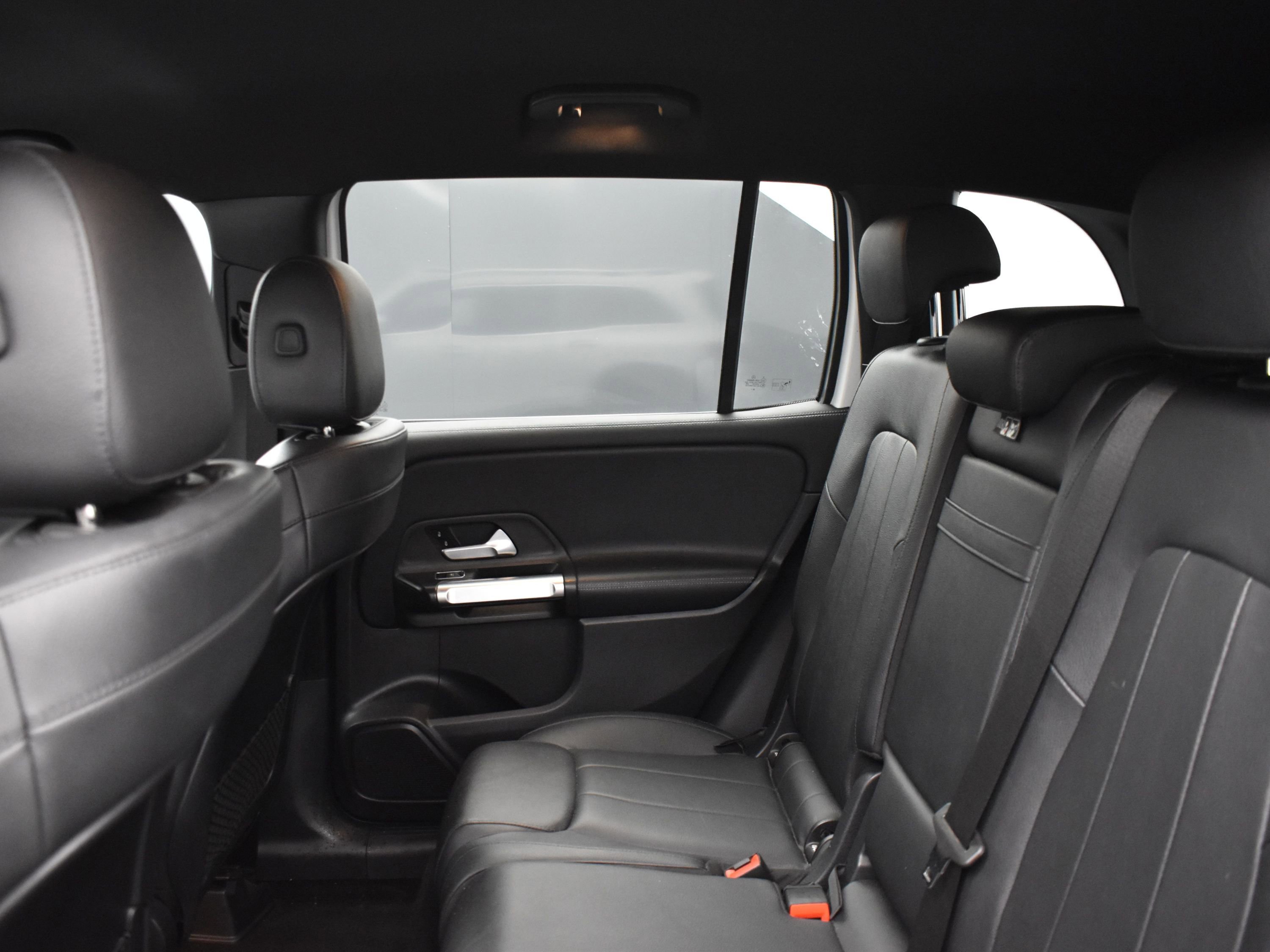 Used 2021 Mercedes-Benz GLB 250 4MATIC w/ Premium Package image 7