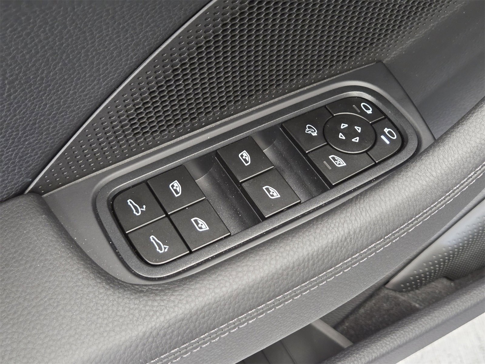 Certified 2025 Porsche Panamera image 15