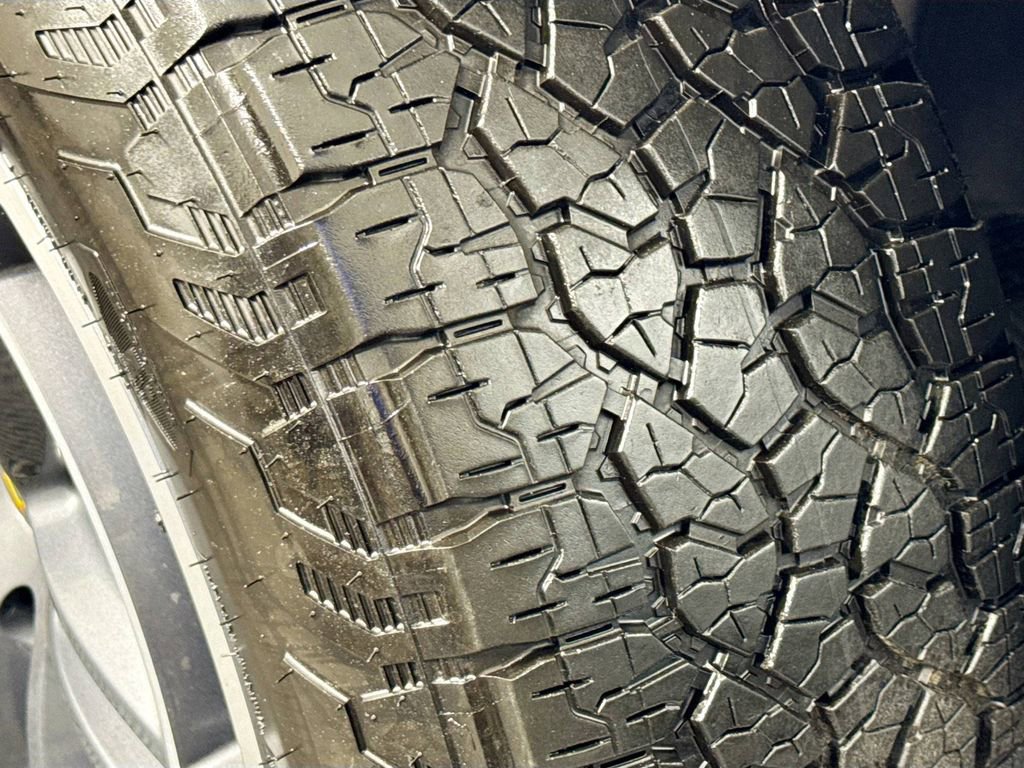 Used 2025 Rivian R1S Adventure image 39