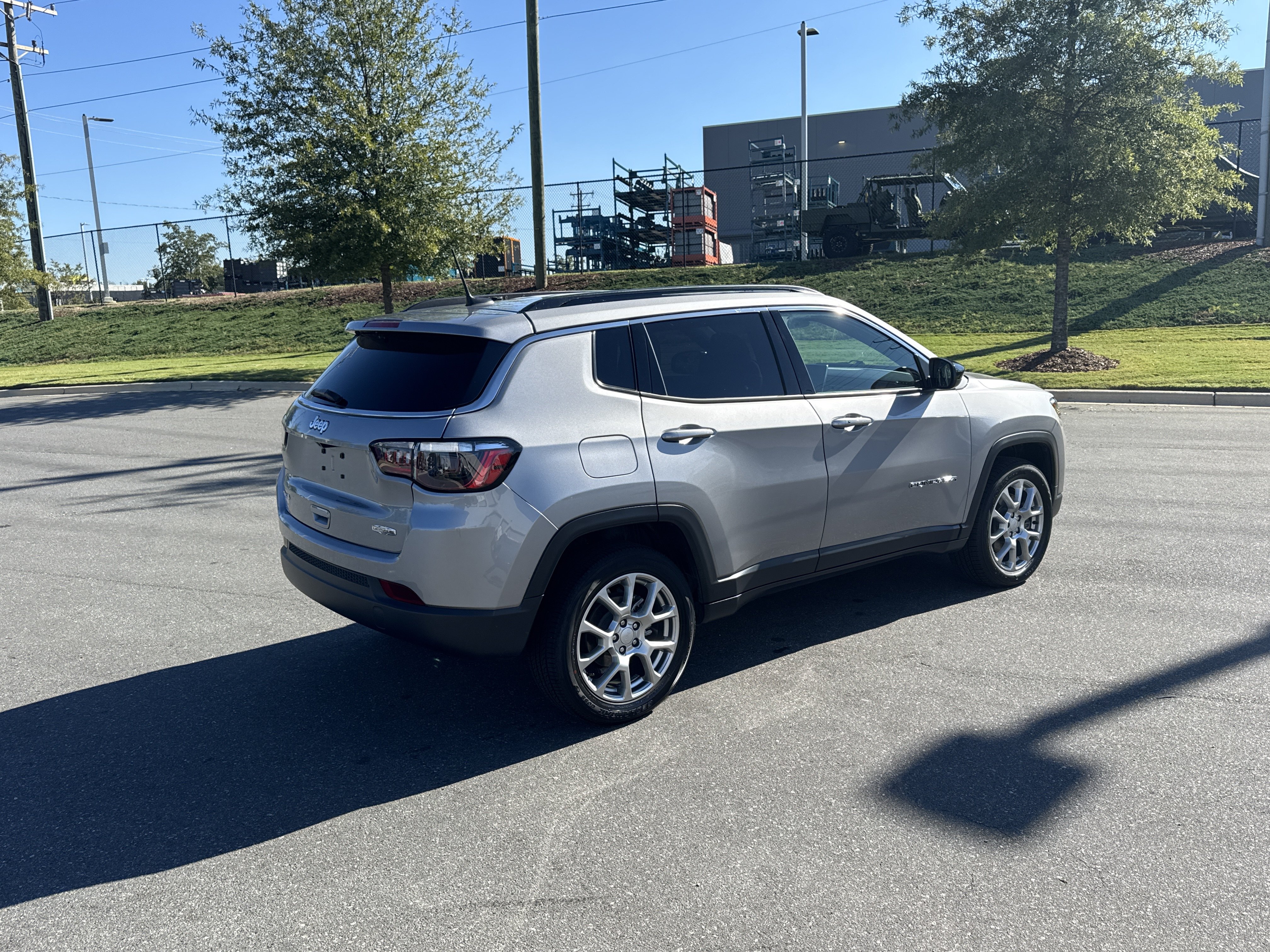 Used 2023 Jeep Compass Latitude AWD/4WD image 9