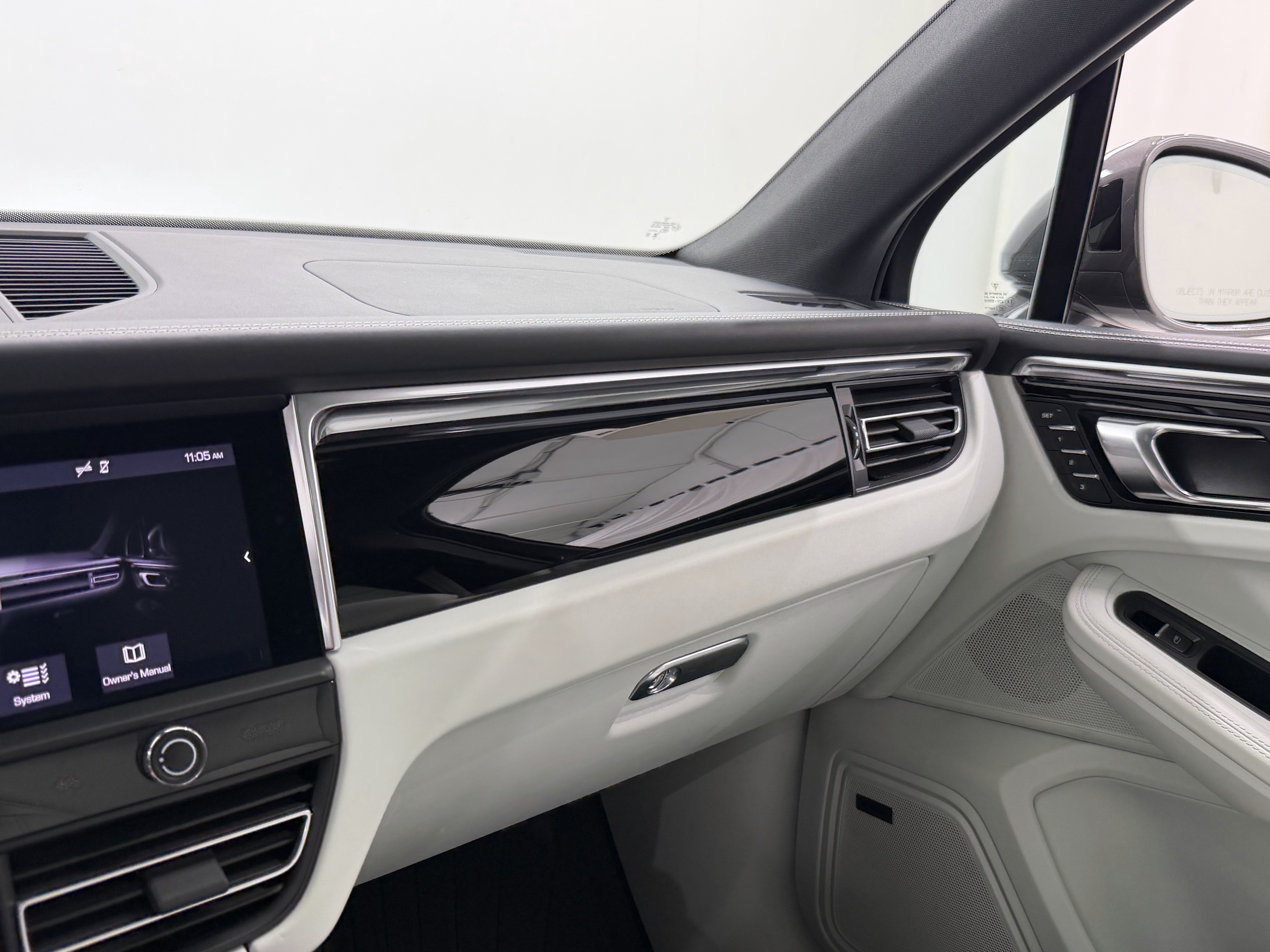 Certified 2023 Porsche Macan Turbo AWD/4WD image 60