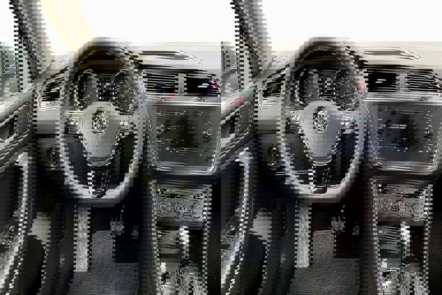 Used 2021 Volkswagen Tiguan SE image 5