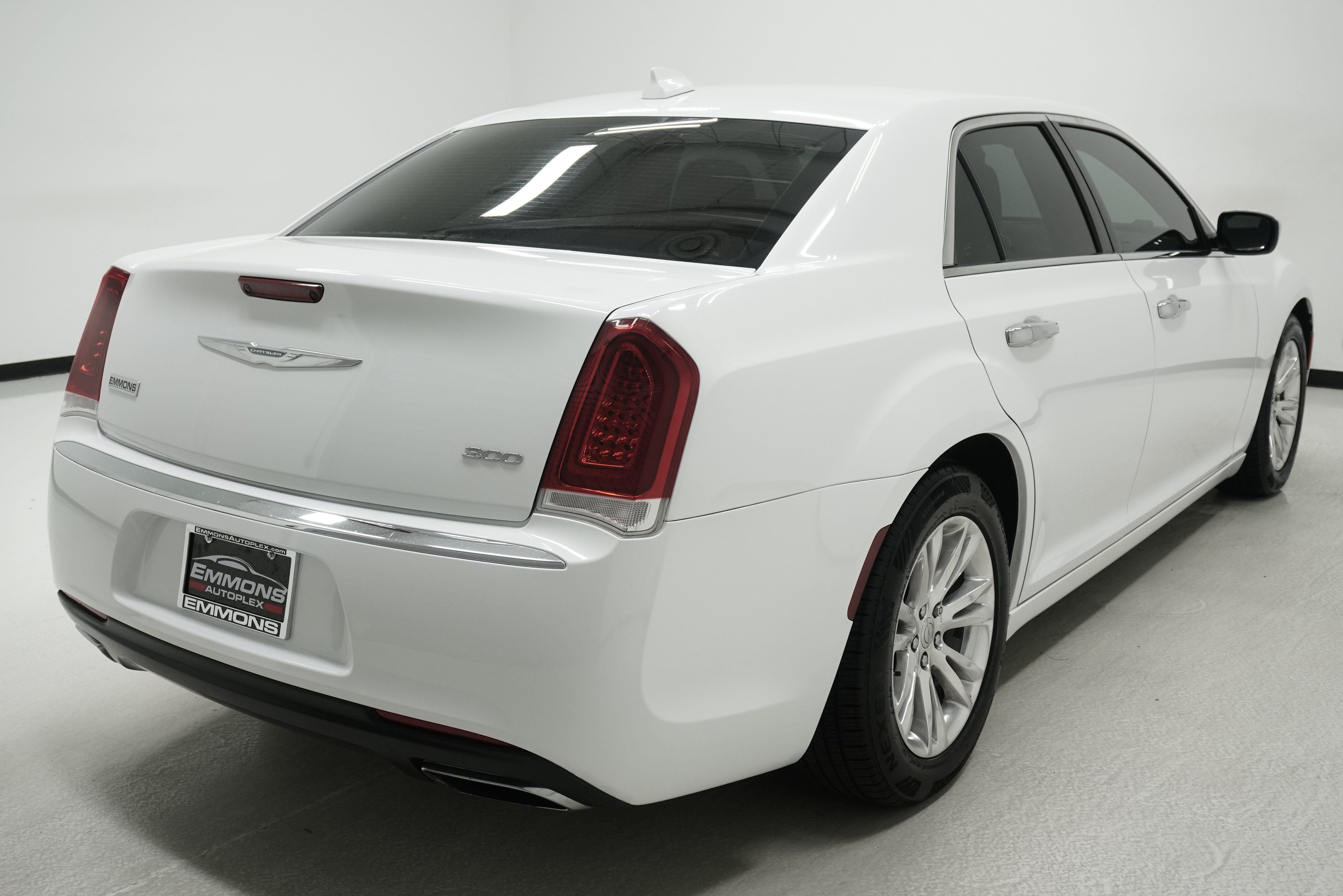 Used 2017 Chrysler 300 Limited w/ Driver Convenience Group RWD image 4