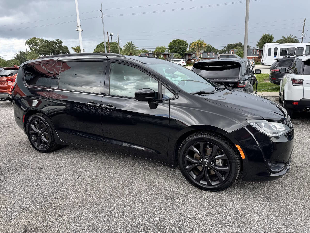 Used 2019 Chrysler Pacifica Touring-L Plus w/ Advanced Safetytec Group FWD image 7