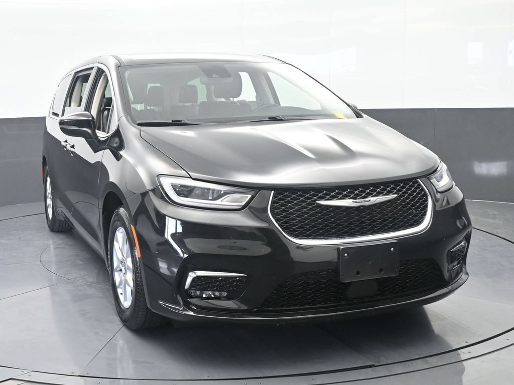 Used 2023 Chrysler Pacifica Touring-L FWD image 9