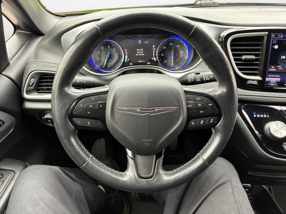Used 2021 Chrysler Pacifica Touring-L w/ S Appearance Package FWD image 13