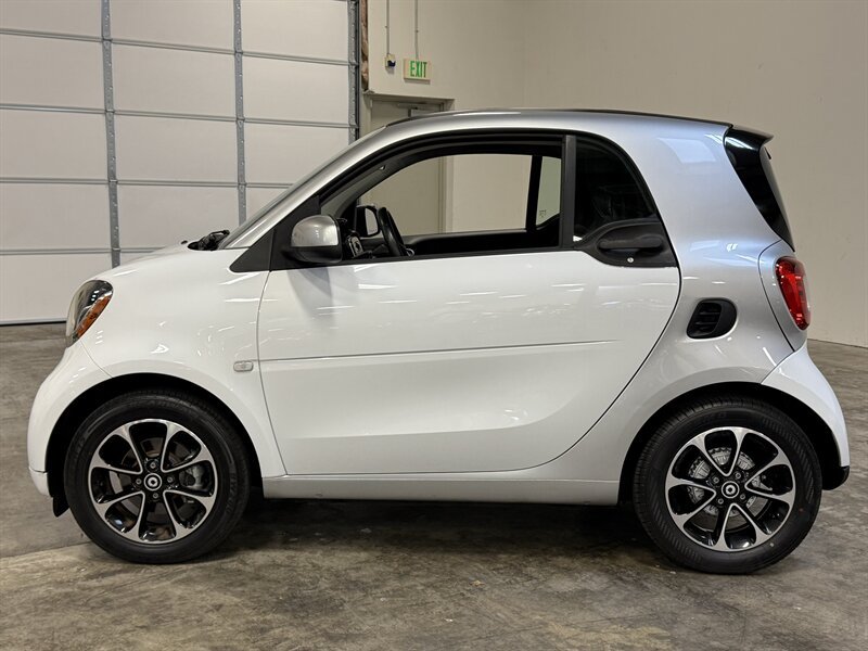 Used 2016 smart fortwo passion RWD image 4