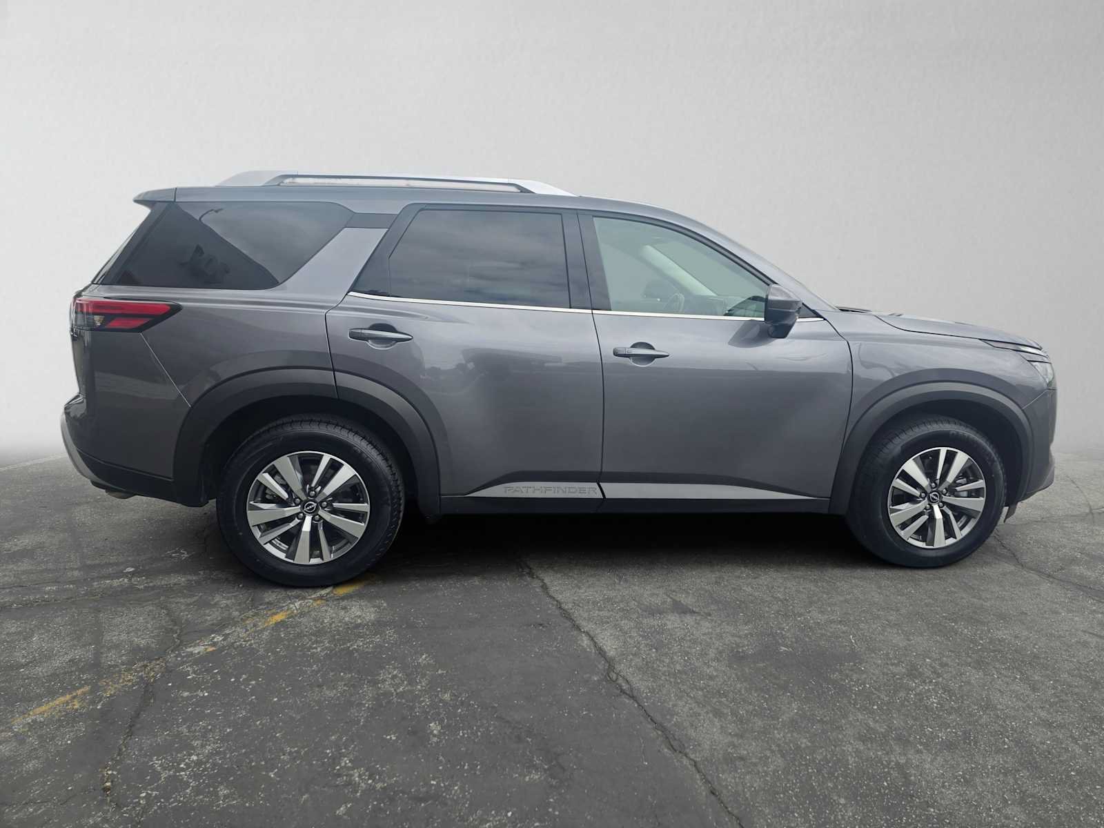 Used 2025 Nissan Pathfinder SL FWD image 2