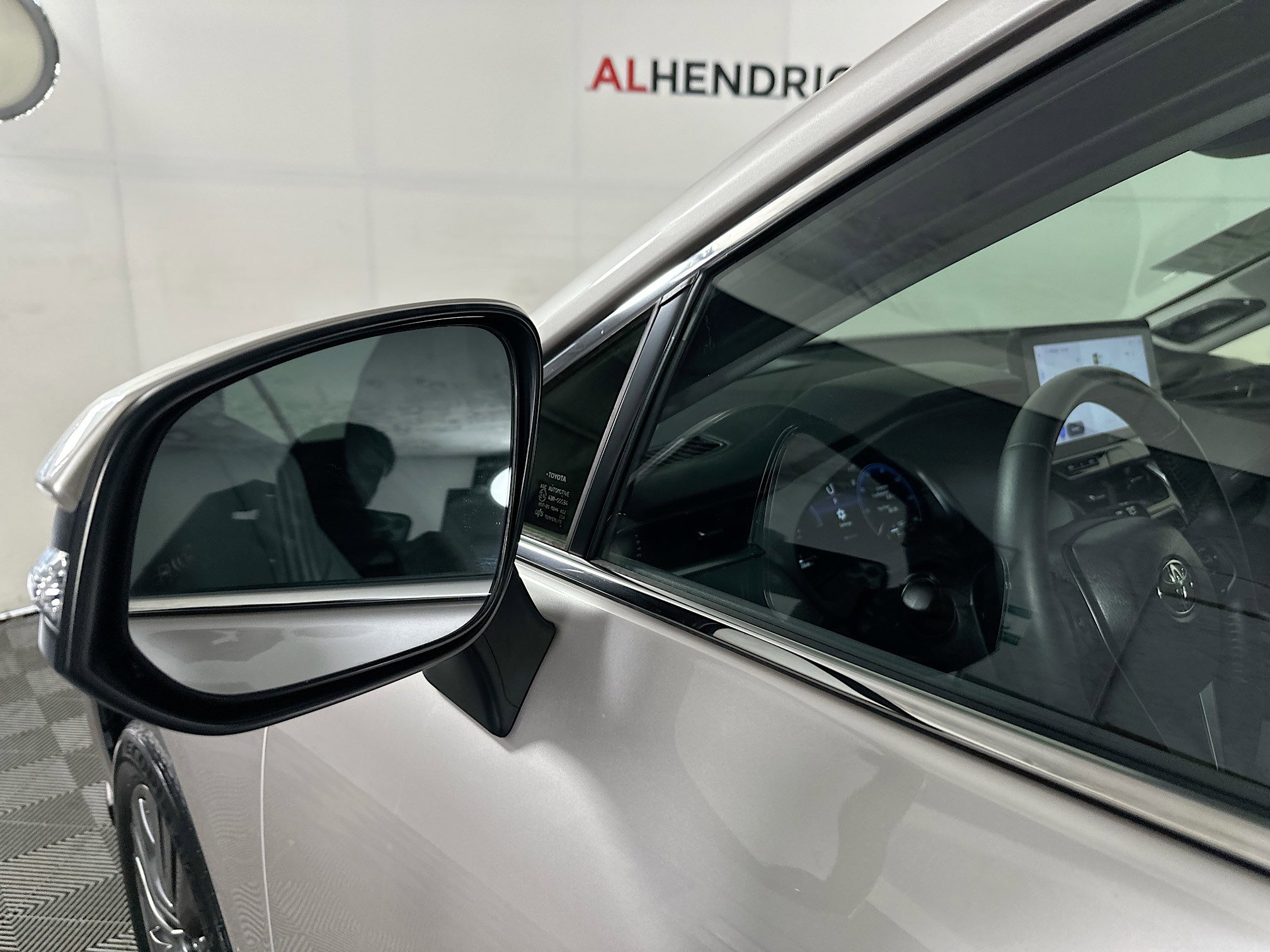 Used 2023 Toyota Venza LE image 10