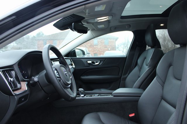 Used 2025 Volvo V60 B5 Cross Country Plus image 13