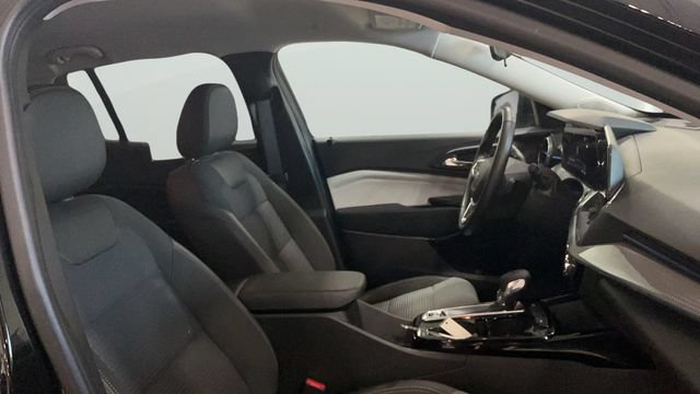 Used 2025 Chevrolet Trax LT w/ LT Convenience Package FWD image 12