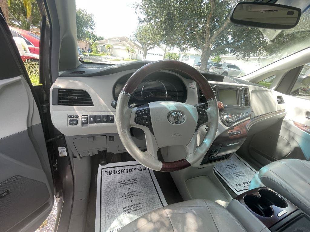 Used 2014 Toyota Sienna Limited w/ Limited Premium Package FWD image 16