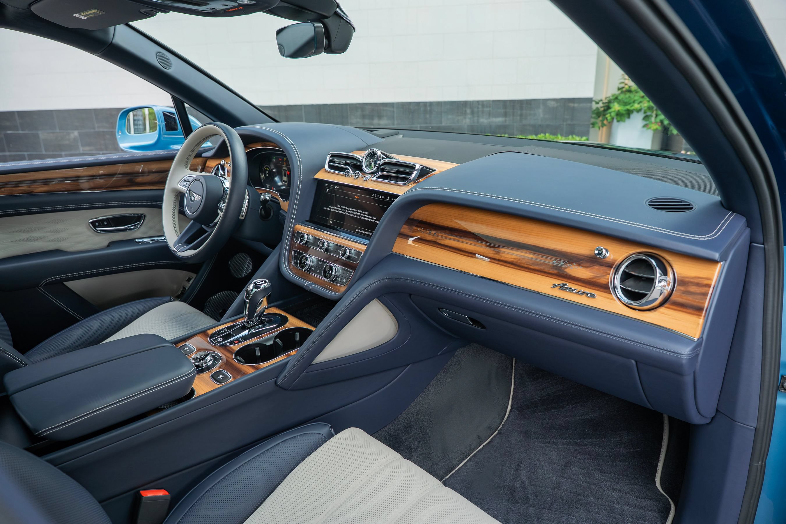 Certified 2025 Bentley Bentayga Extended Wheelbase AWD/4WD image 2