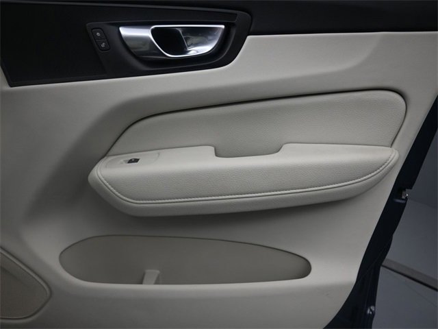 Used 2022 Volvo XC60 B5 Momentum w/ Climate Package image 31