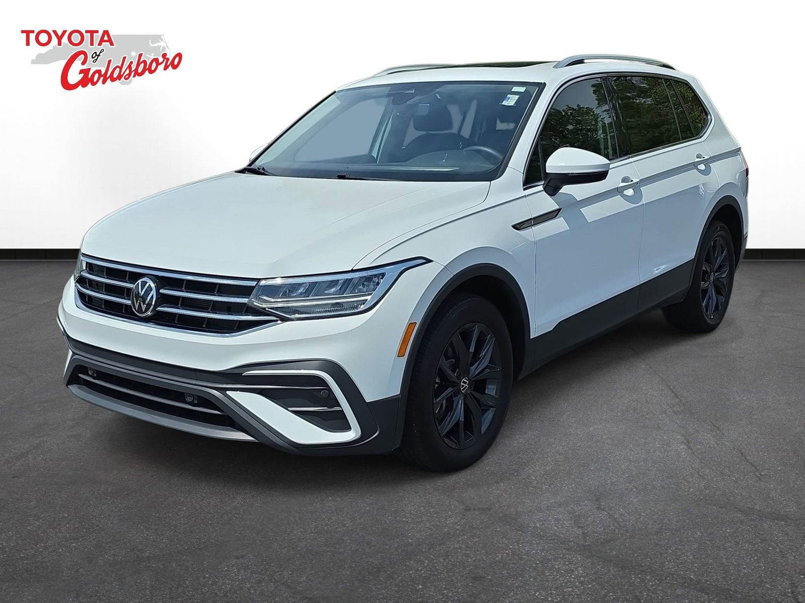 Used 2024 Volkswagen Tiguan SE w/ Panoramic Sunroof Package FWD image 1