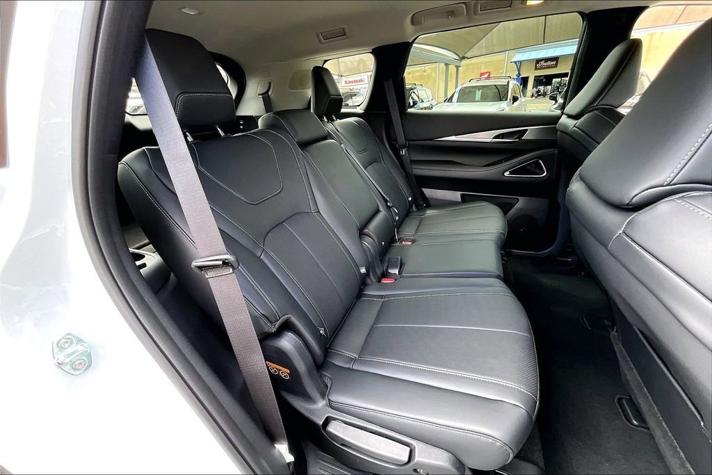 New 2027 INFINITI QX60 Luxe FWD image 17