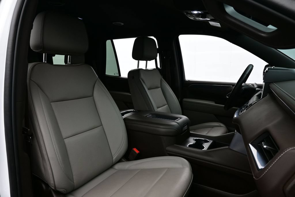 Used 2023 GMC Yukon SLT w/ SLT Luxury Package RWD image 18