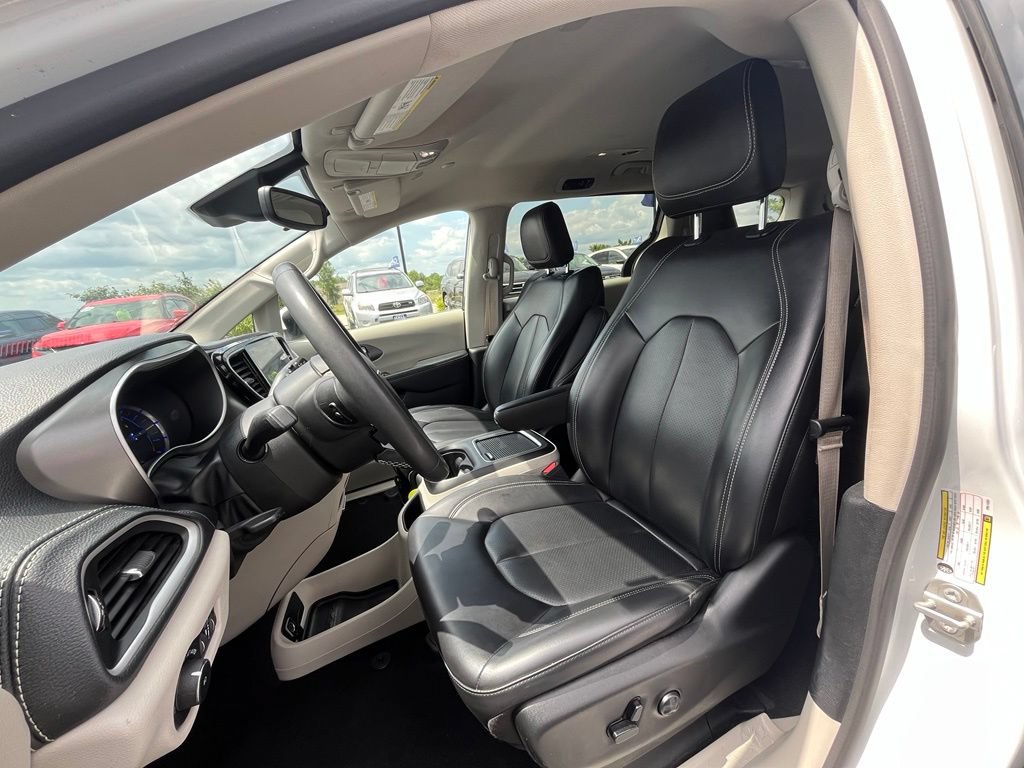 Used 2023 Chrysler Pacifica Touring-L FWD image 10