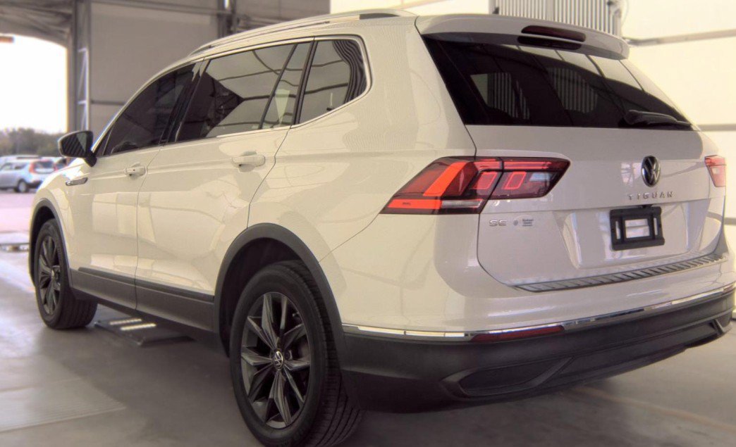 Used 2023 Volkswagen Tiguan SE w/ Panoramic Sunroof Package FWD image 2
