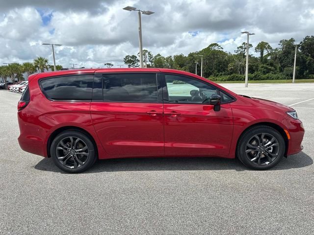 New 2026 Chrysler Pacifica Select image 2