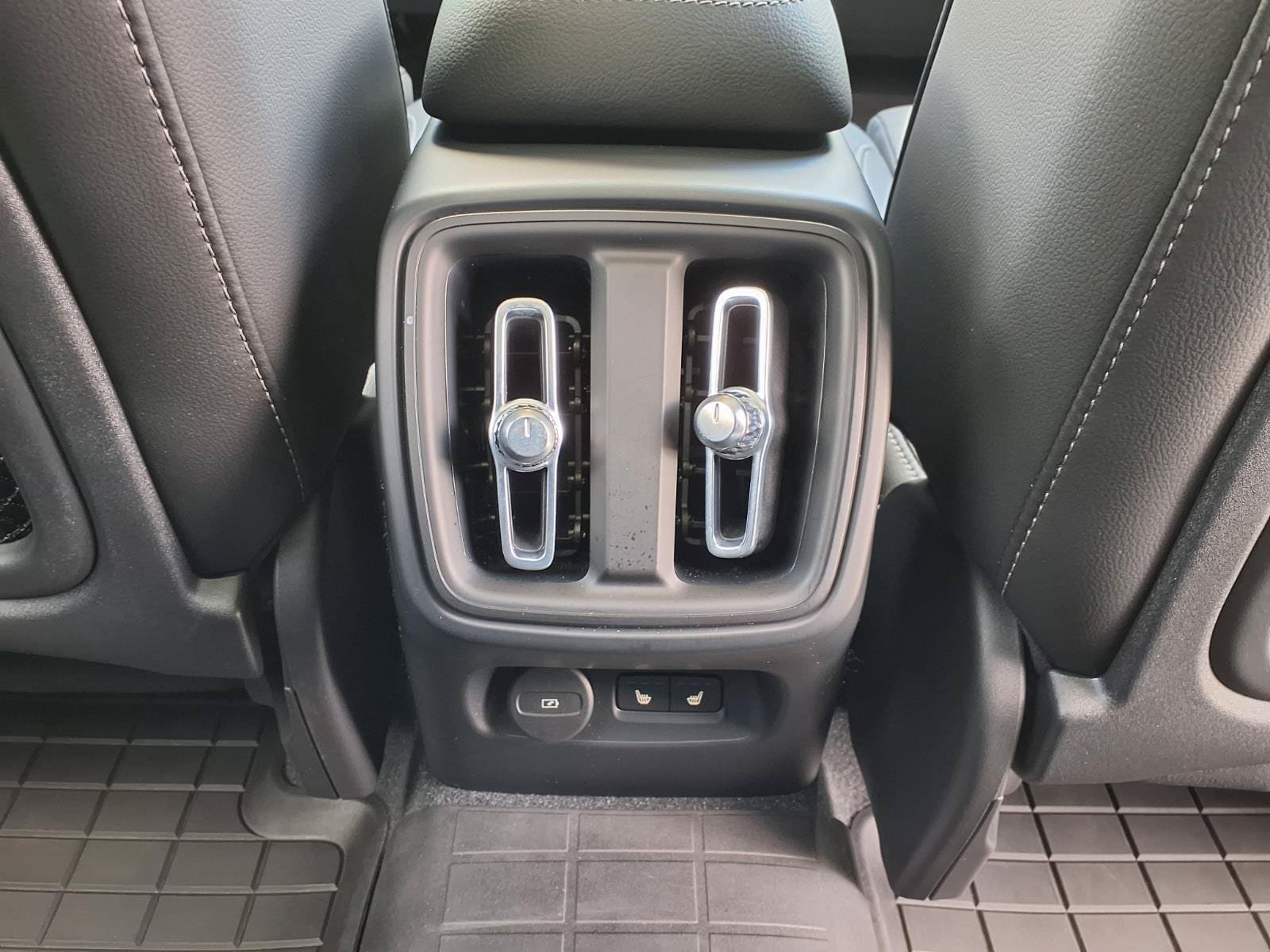 Certified 2023 Volvo XC40 B5 Plus w/ Driver Assist Package AWD/4WD image 17