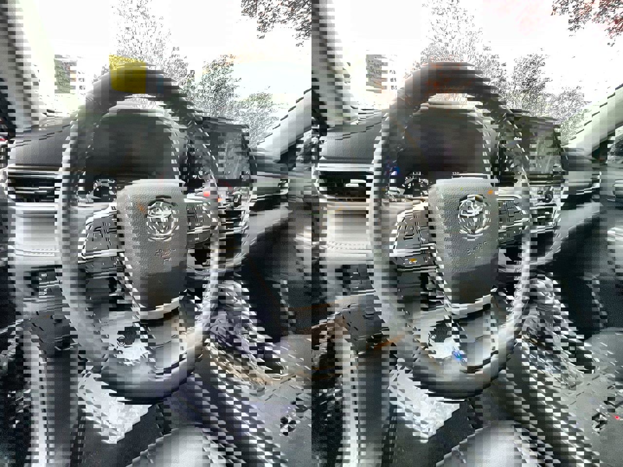 Used 2023 Toyota Highlander XLE image 10