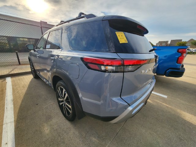 Used 2025 Nissan Pathfinder Platinum FWD image 4