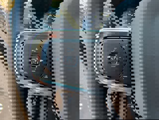 Used 2021 Volvo XC40 T5 Momentum w/ Protection Package Premier image 23