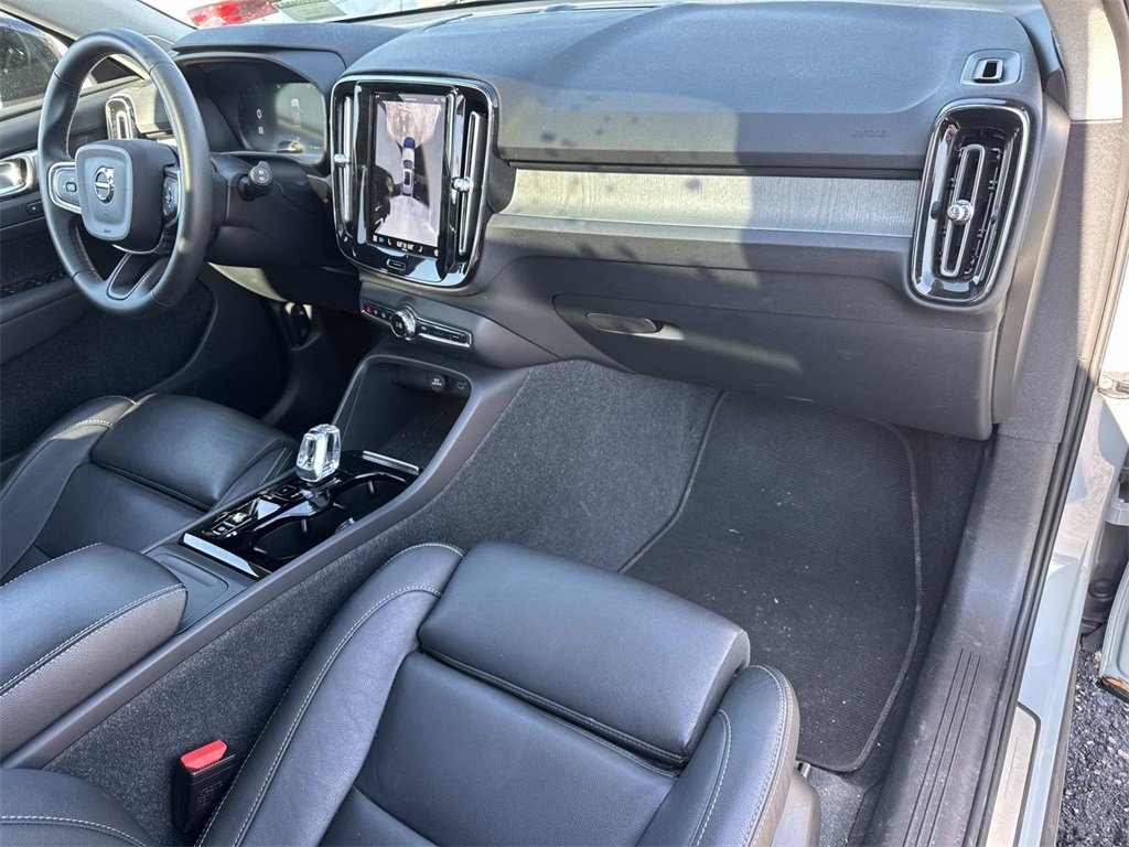 Used 2024 Volvo XC40 B5 Plus image 24