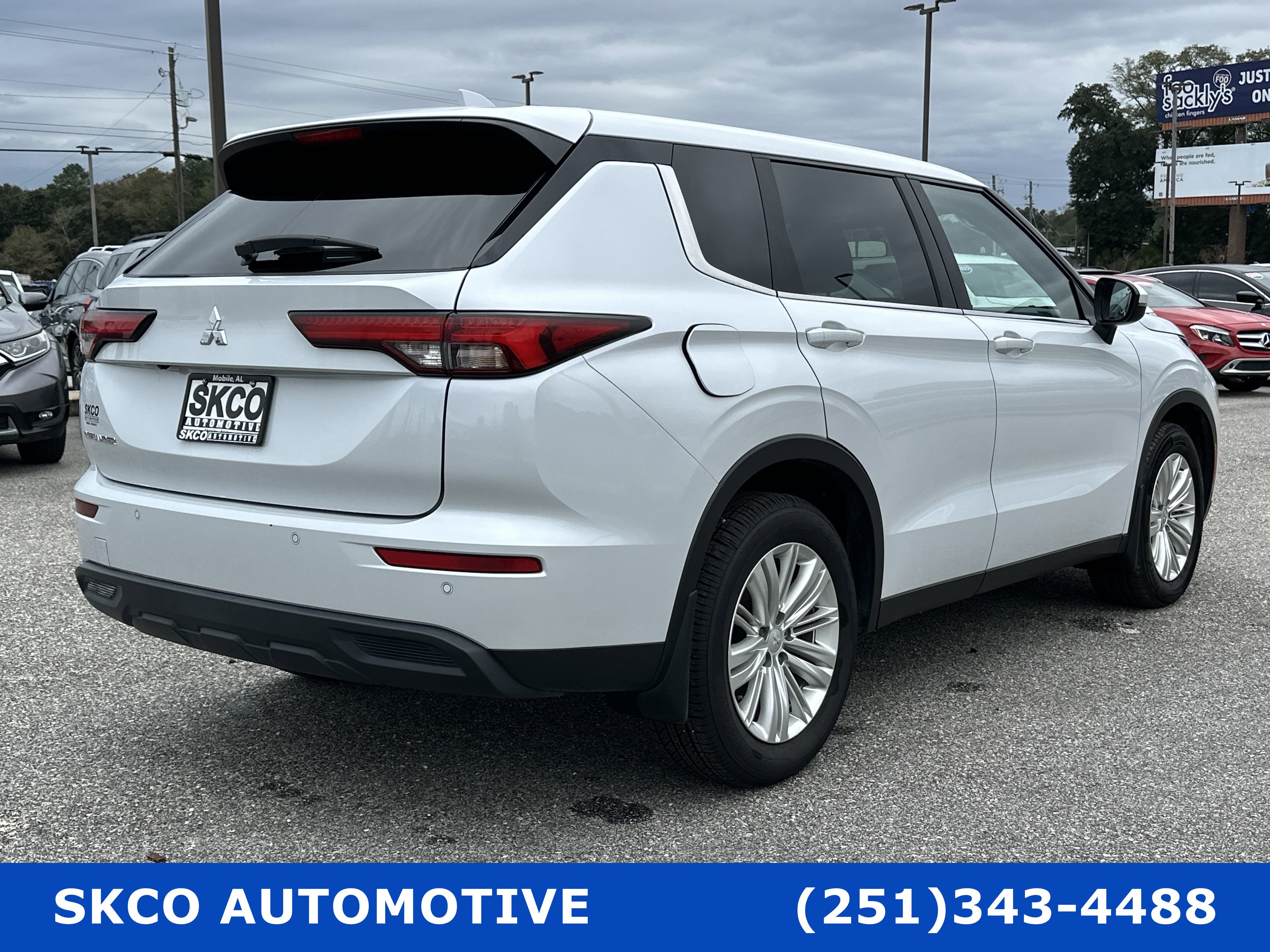 Used 2023 Mitsubishi Outlander ES FWD image 5