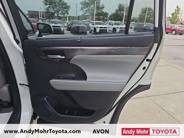 Used 2023 Toyota Highlander Limited AWD/4WD image 39
