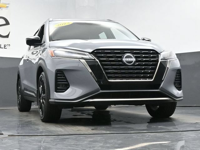 Used 2023 Nissan Kicks SR w/ SR Premium Package FWD image 3