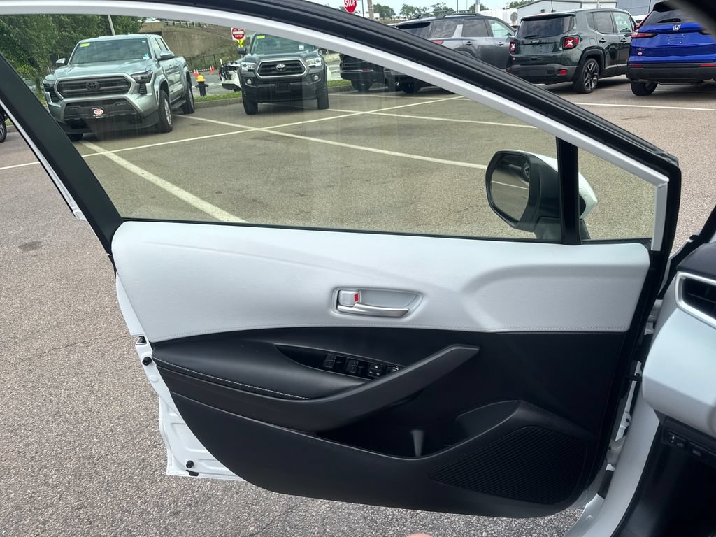 Used 2025 Toyota Corolla Hatchback FWD image 35