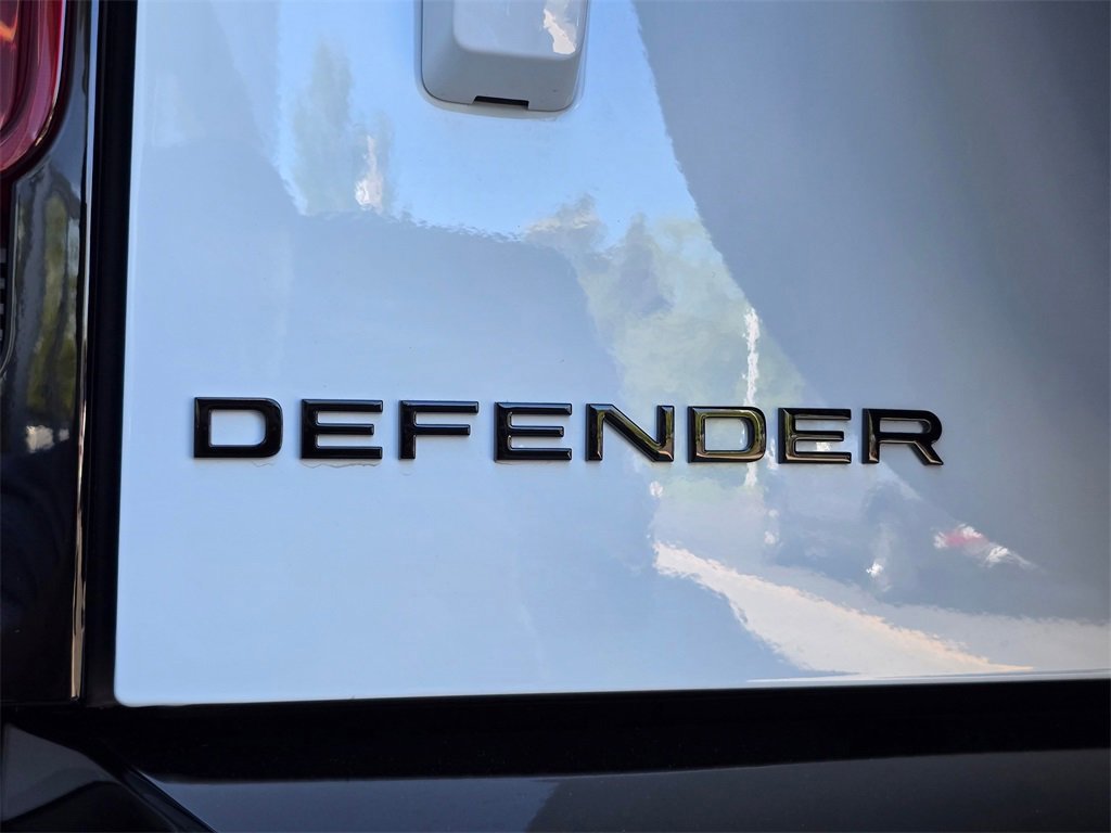 New 2025 Land Rover Defender 90 X-Dynamic SE image 9