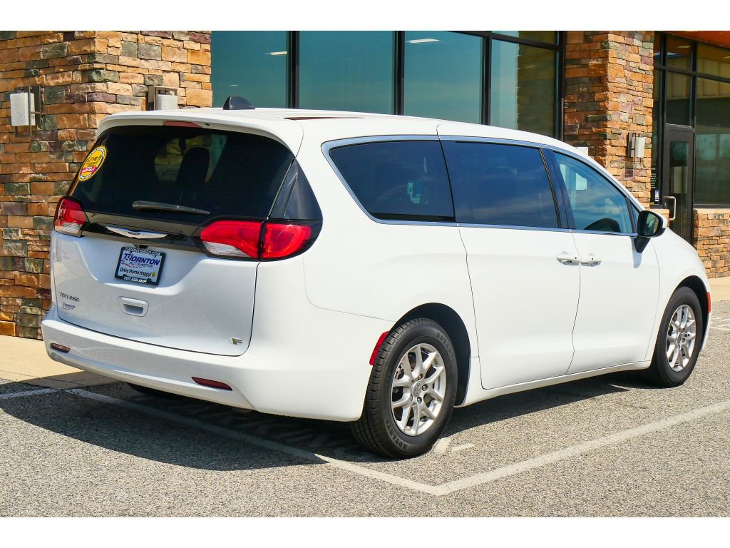 Used 2023 Chrysler Voyager LX image 3